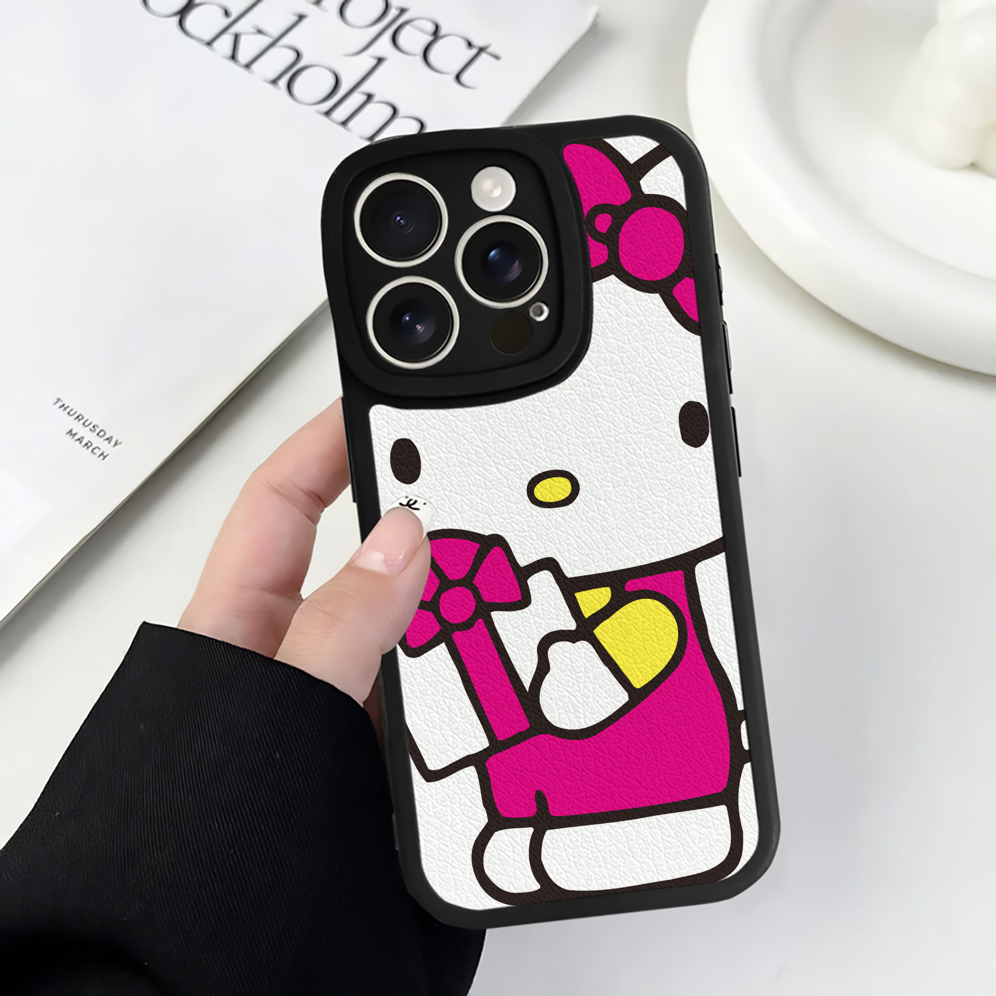 （画像用） Hello Kitty ハローキティ 【iPhone 16シリーズ対応】シリコンスマホケース（レザー調） 材質：シリコン